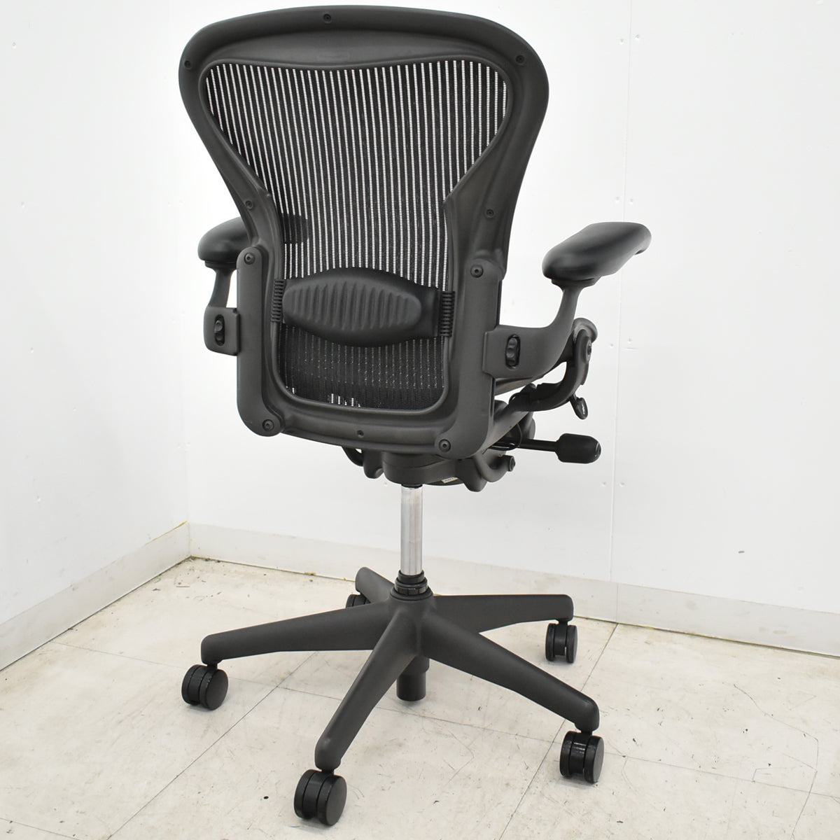 【中古】ハーマンミラー　アーロンチェア　Aサイズ　フル装備　ランバーサポート　ガスシリンダー新品　ブラック　2026052702【中古オフィス家具】