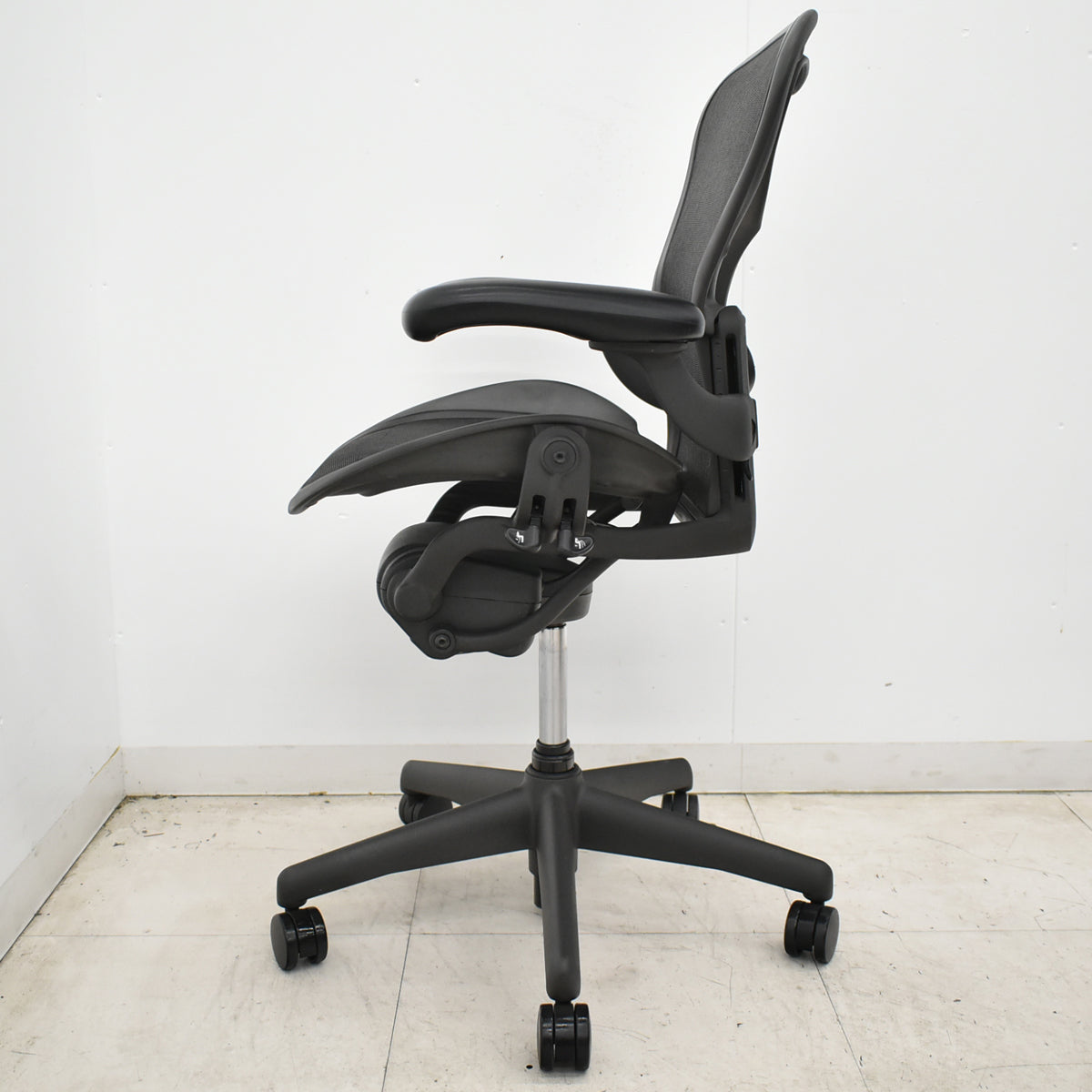 【中古】ハーマンミラー　アーロンチェア　Aサイズ　フル装備　ランバーサポート　ガスシリンダー新品　ブラック　2026052703【中古オフィス家具】