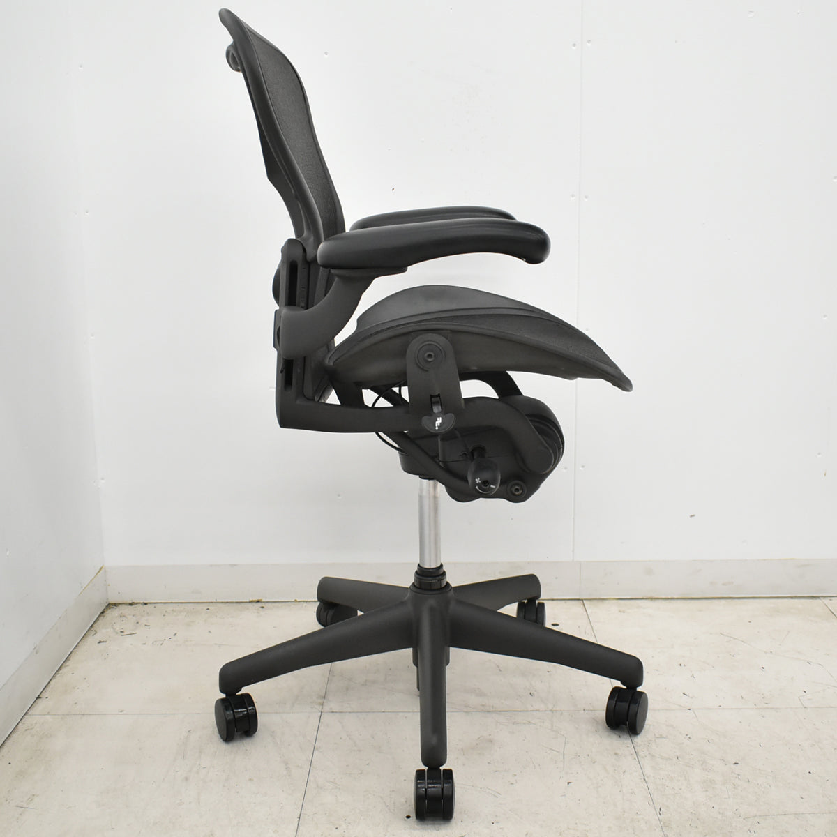 【中古】ハーマンミラー　アーロンチェア　Aサイズ　フル装備　ランバーサポート　ガスシリンダー新品　ブラック　2026052703【中古オフィス家具】
