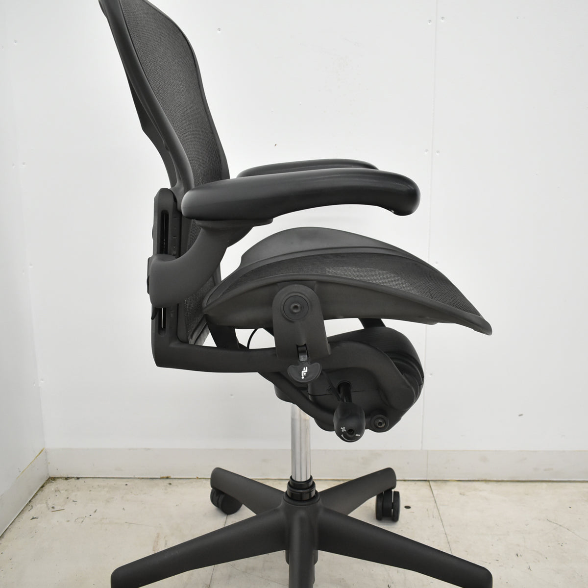 【中古】ハーマンミラー　アーロンチェア　Aサイズ　フル装備　ランバーサポート　ガスシリンダー新品　ブラック　2026052703【中古オフィス家具】