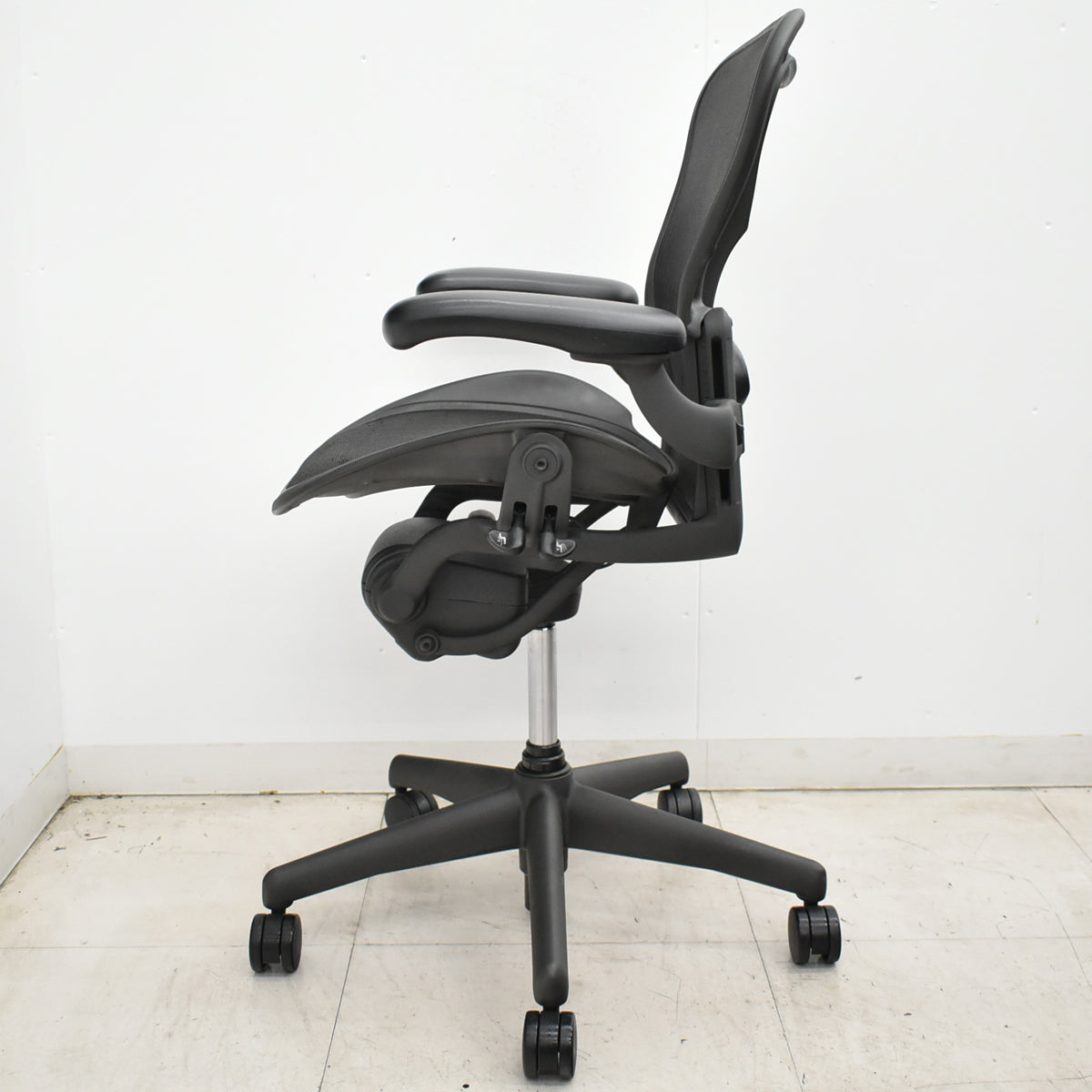 【中古】ハーマンミラー　アーロンチェア　Aサイズ　フル装備　ランバーサポート　ガスシリンダー新品　ブラック　2026052704【中古オフィス家具】