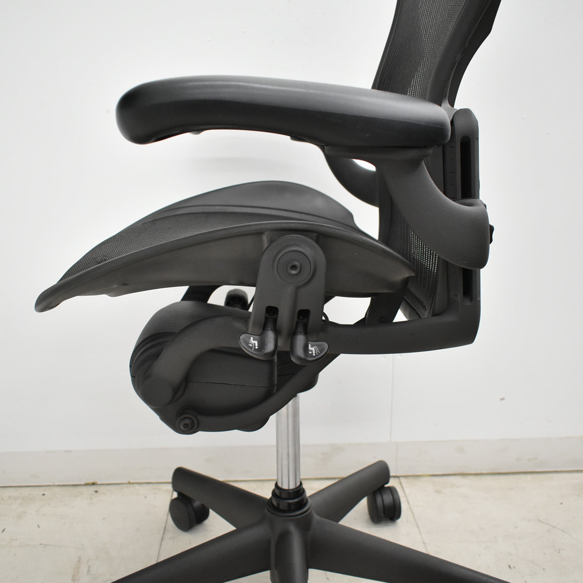 【中古】ハーマンミラー　アーロンチェア　Aサイズ　フル装備　ランバーサポート　ガスシリンダー新品　ブラック　2026052704【中古オフィス家具】