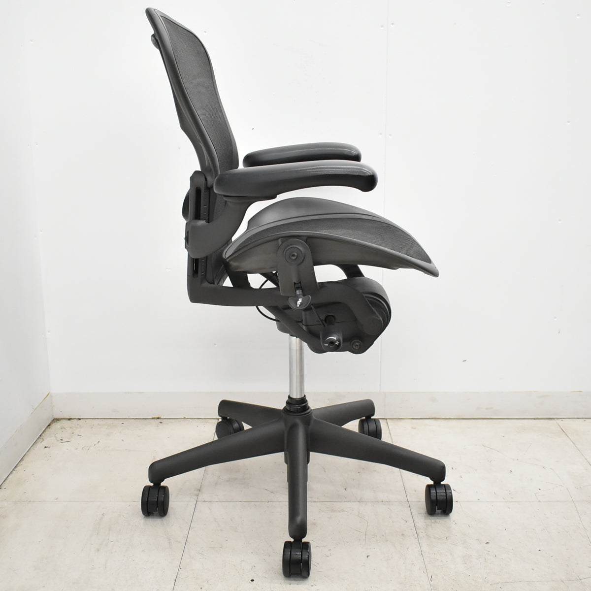 【中古】ハーマンミラー　アーロンチェア　Aサイズ　フル装備　ランバーサポート　ガスシリンダー新品　ブラック　2026052704【中古オフィス家具】