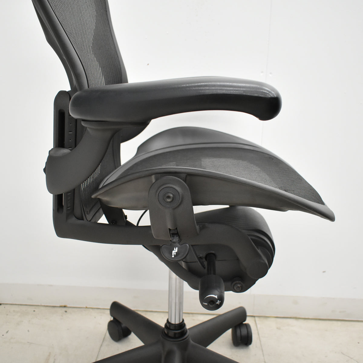【中古】ハーマンミラー　アーロンチェア　Aサイズ　フル装備　ランバーサポート　ガスシリンダー新品　ブラック　2026052704【中古オフィス家具】