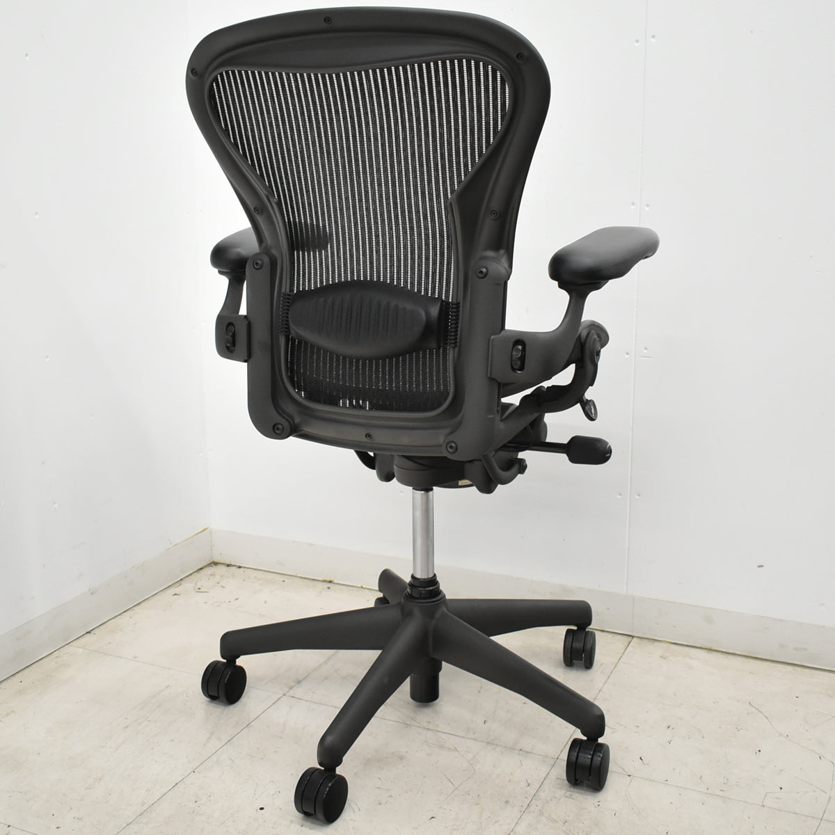 【中古】ハーマンミラー　アーロンチェア　Aサイズ　フル装備　ランバーサポート　ガスシリンダー新品　ブラック　2026052704【中古オフィス家具】
