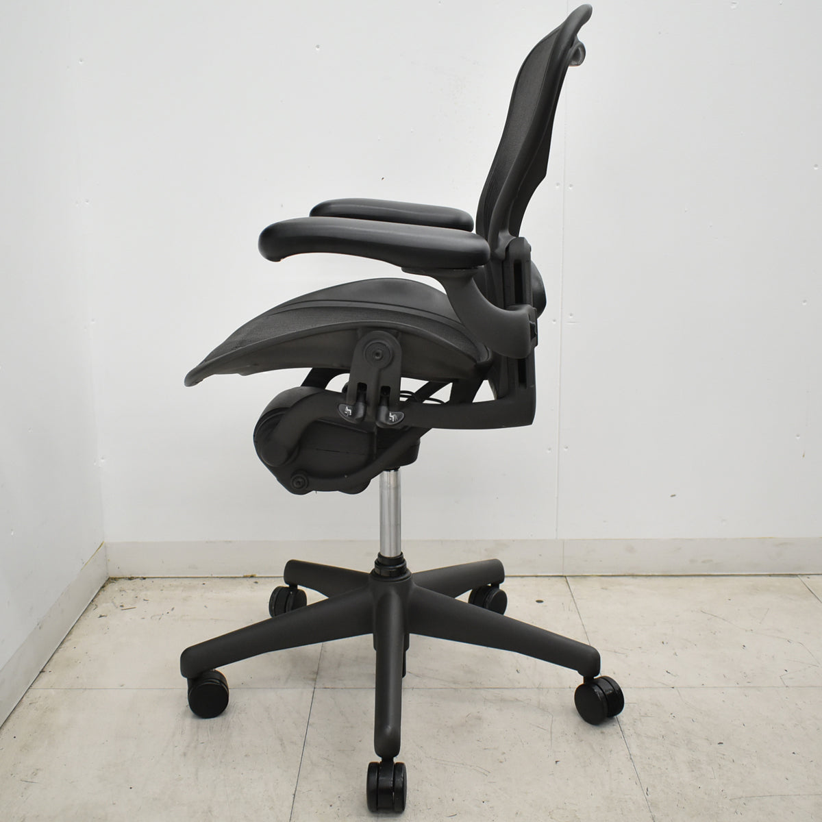 【中古】ハーマンミラー　アーロンチェア　Aサイズ　フル装備　ランバーサポート　ガスシリンダー新品　ブラック　2026052705【中古オフィス家具】