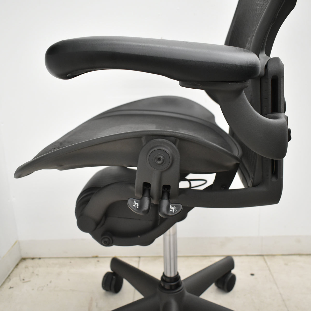 【中古】ハーマンミラー　アーロンチェア　Aサイズ　フル装備　ランバーサポート　ガスシリンダー新品　ブラック　2026052705【中古オフィス家具】