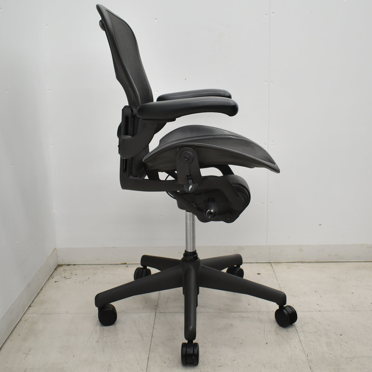【中古】ハーマンミラー　アーロンチェア　Aサイズ　フル装備　ランバーサポート　ガスシリンダー新品　ブラック　2026052705【中古オフィス家具】