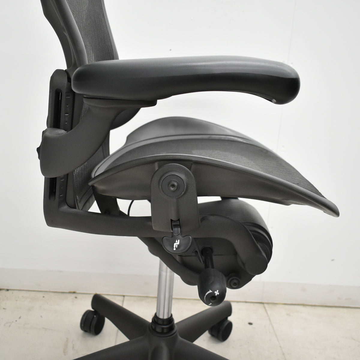 【中古】ハーマンミラー　アーロンチェア　Aサイズ　フル装備　ランバーサポート　ガスシリンダー新品　ブラック　2026052705【中古オフィス家具】