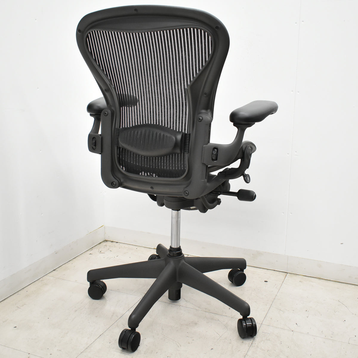 【中古】ハーマンミラー　アーロンチェア　Aサイズ　フル装備　ランバーサポート　ガスシリンダー新品　ブラック　2026052705【中古オフィス家具】