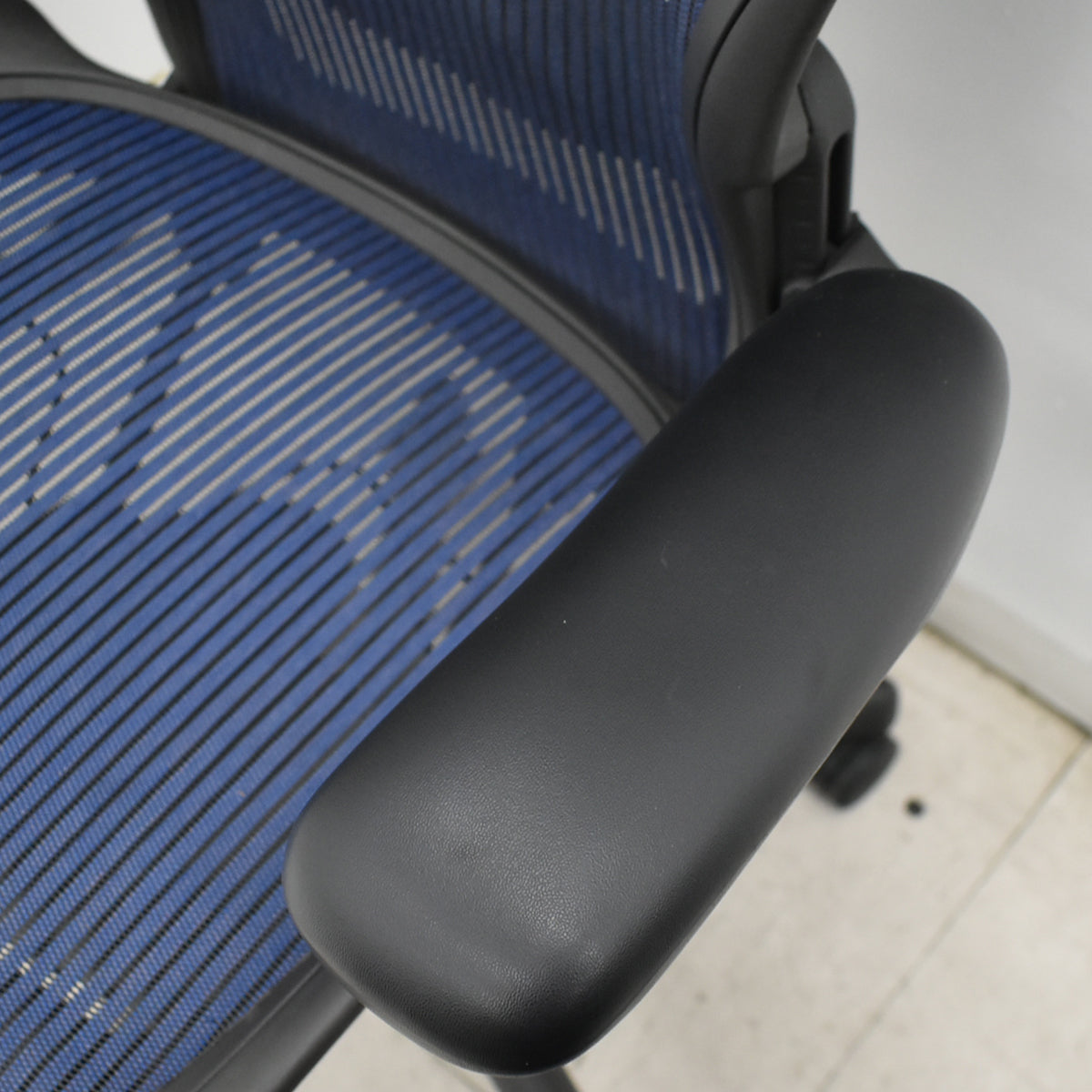【中古】ハーマンミラー　アーロンチェア　Bサイズ　フル装備　ランバーサポート　ネイビー　2026052706【中古オフィス家具】