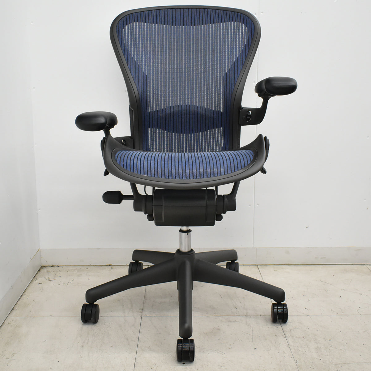 【中古】ハーマンミラー　アーロンチェア　Bサイズ　フル装備　ランバーサポート　ネイビー　2026052706【中古オフィス家具】