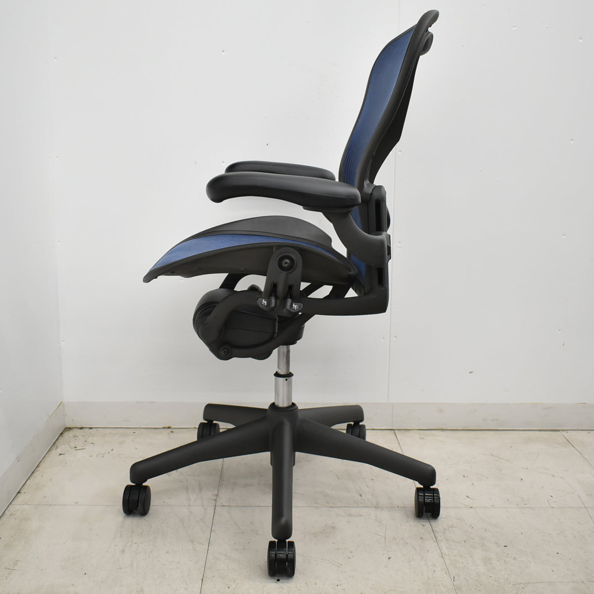 【中古】ハーマンミラー　アーロンチェア　Bサイズ　フル装備　ランバーサポート　ネイビー　2026052706【中古オフィス家具】