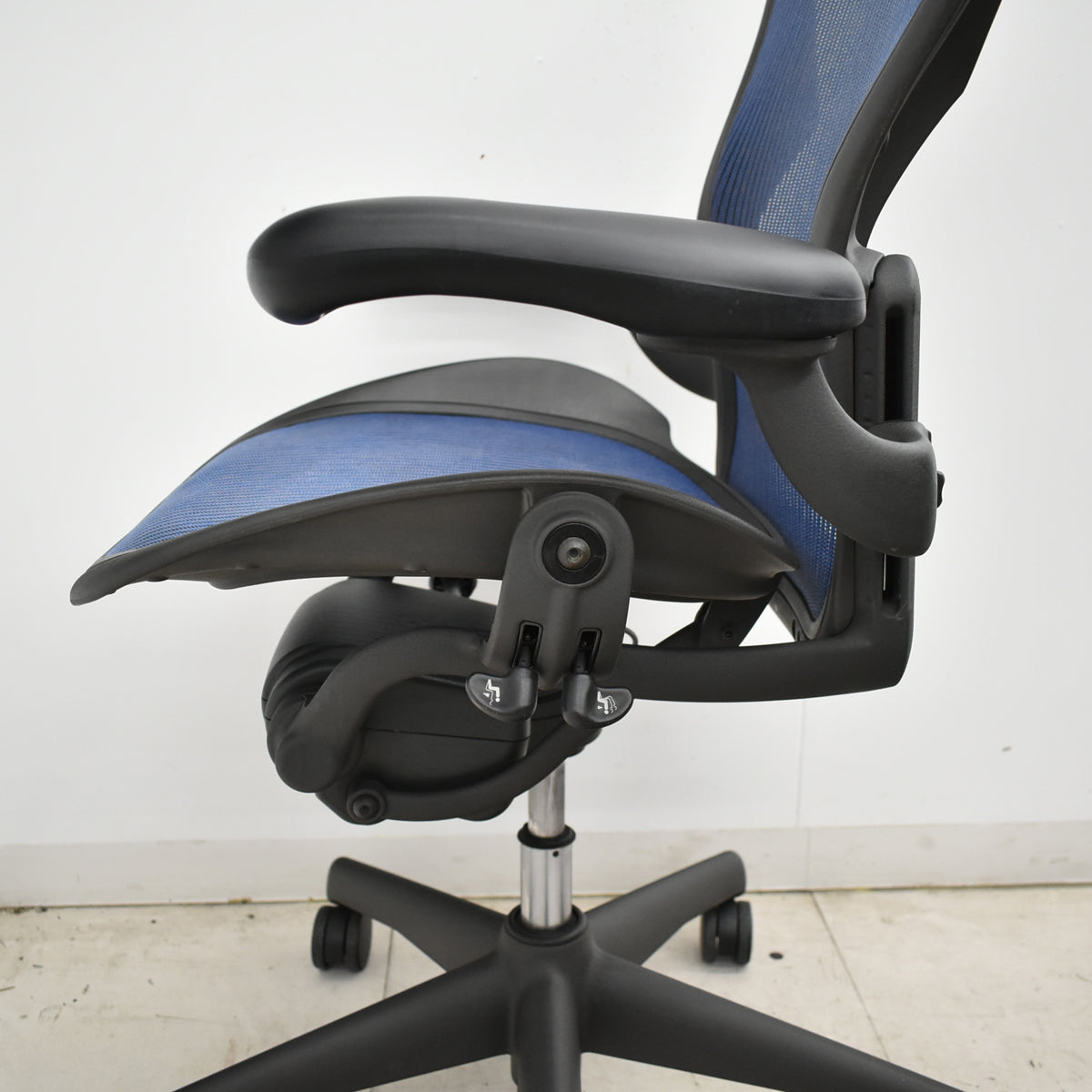 【中古】ハーマンミラー　アーロンチェア　Bサイズ　フル装備　ランバーサポート　ネイビー　2026052706【中古オフィス家具】