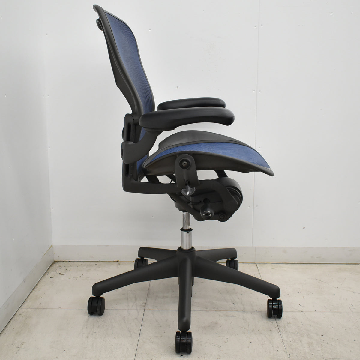 【中古】ハーマンミラー　アーロンチェア　Bサイズ　フル装備　ランバーサポート　ネイビー　2026052706【中古オフィス家具】
