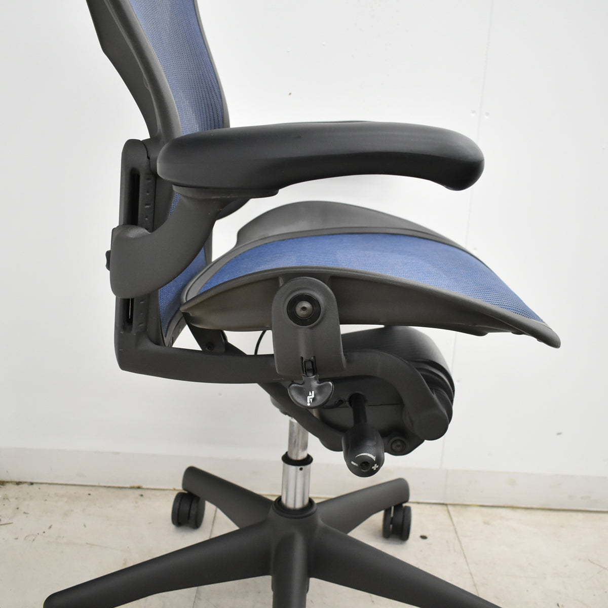 【中古】ハーマンミラー　アーロンチェア　Bサイズ　フル装備　ランバーサポート　ネイビー　2026052706【中古オフィス家具】