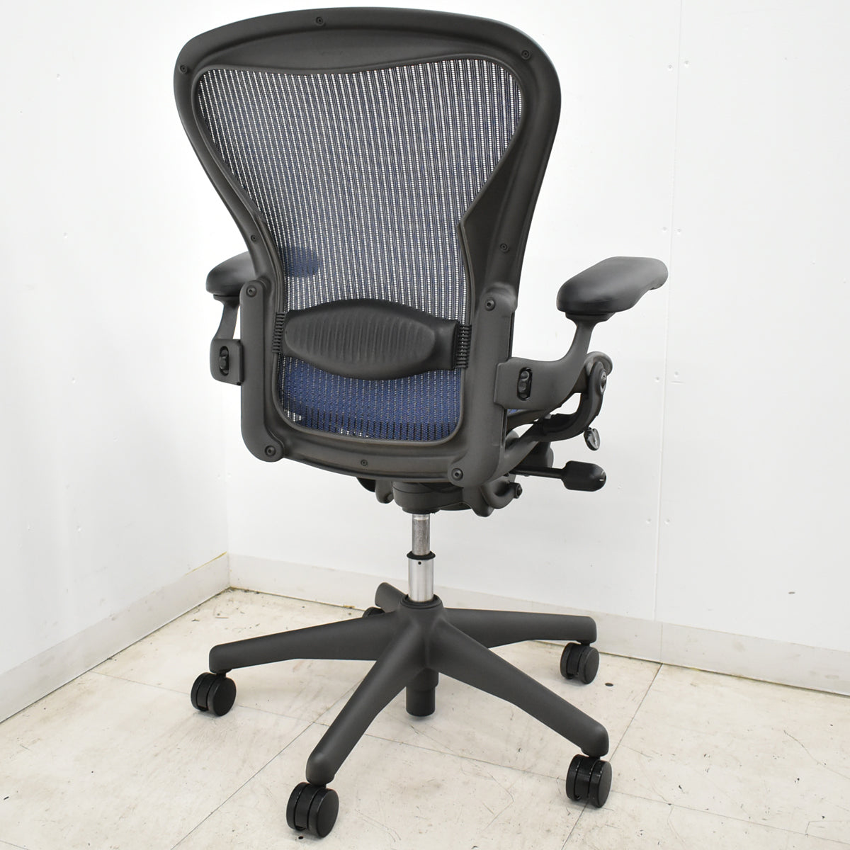 【中古】ハーマンミラー　アーロンチェア　Bサイズ　フル装備　ランバーサポート　ネイビー　2026052706【中古オフィス家具】
