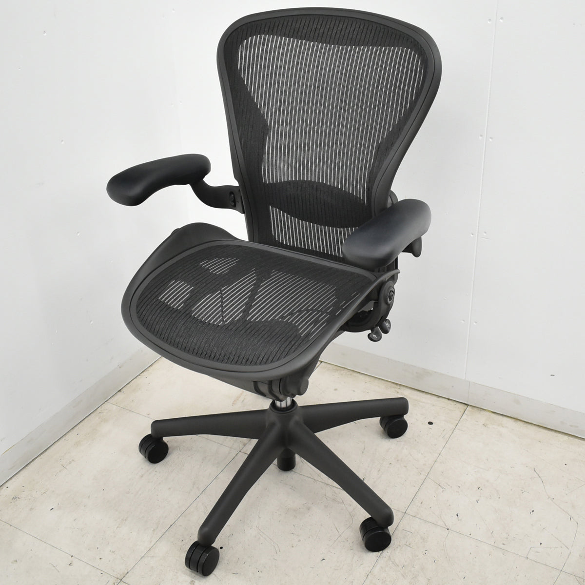 【中古】ハーマンミラー　アーロンチェア　Bサイズ　フル装備　ランバーサポート　ブラック　2026052306【中古オフィス家具】