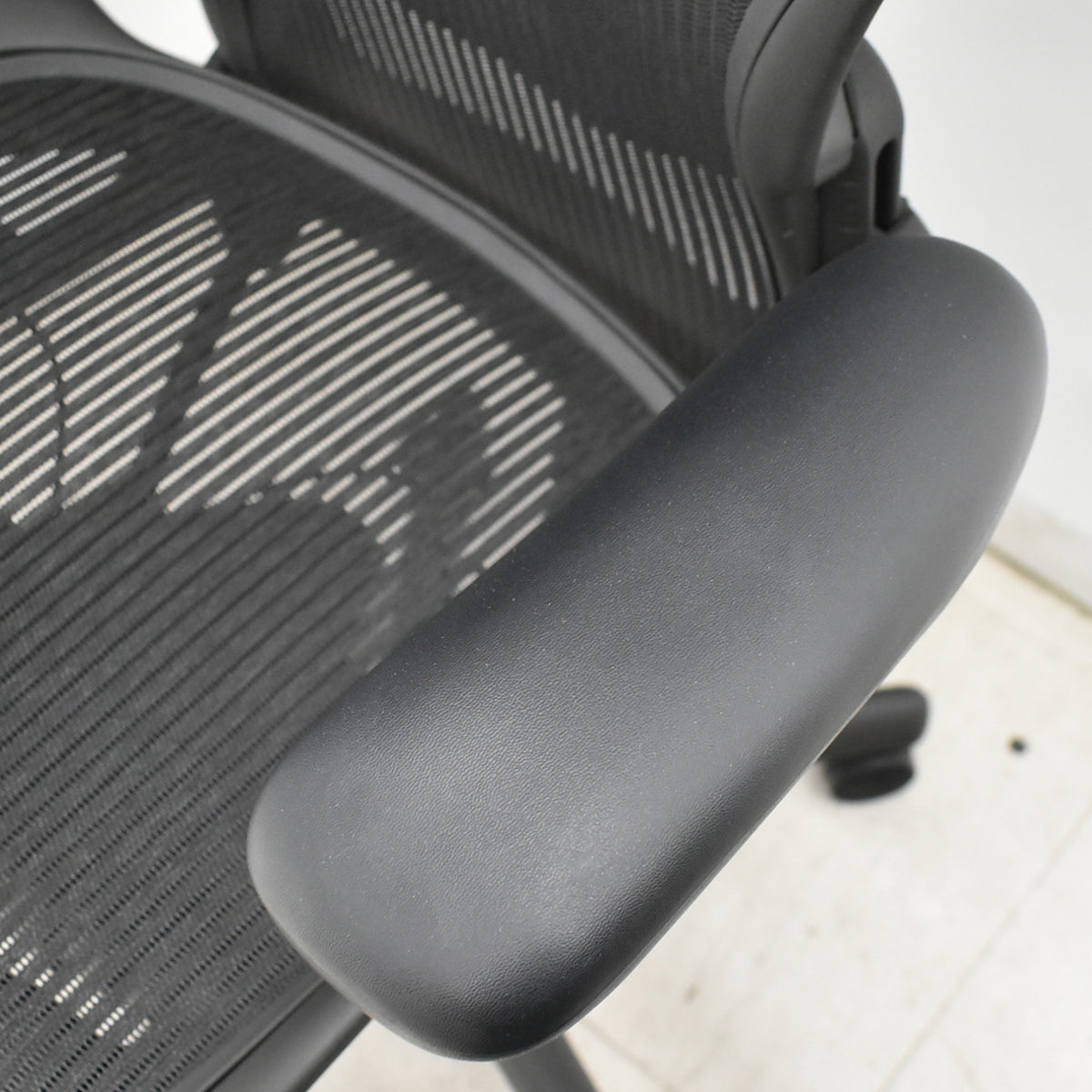 【中古】ハーマンミラー　アーロンチェア　Bサイズ　フル装備　ランバーサポート　ブラック　2026052306【中古オフィス家具】