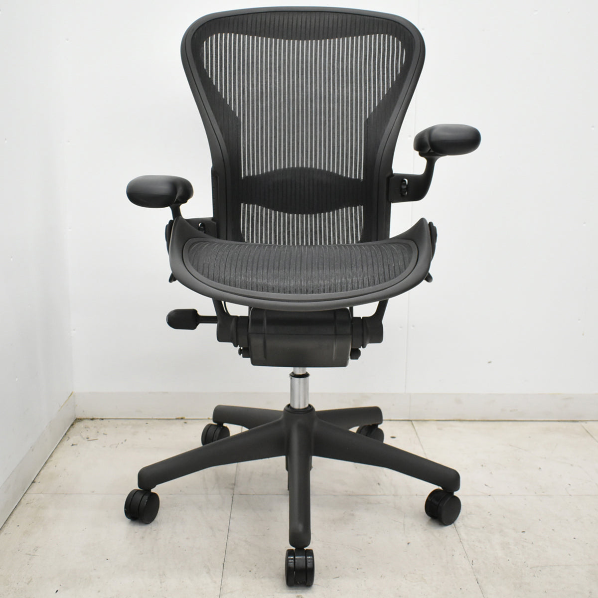 【中古】ハーマンミラー　アーロンチェア　Bサイズ　フル装備　ランバーサポート　ブラック　2026052306【中古オフィス家具】