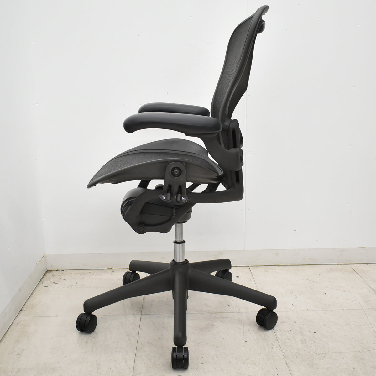 【中古】ハーマンミラー　アーロンチェア　Bサイズ　フル装備　ランバーサポート　ブラック　2026052306【中古オフィス家具】
