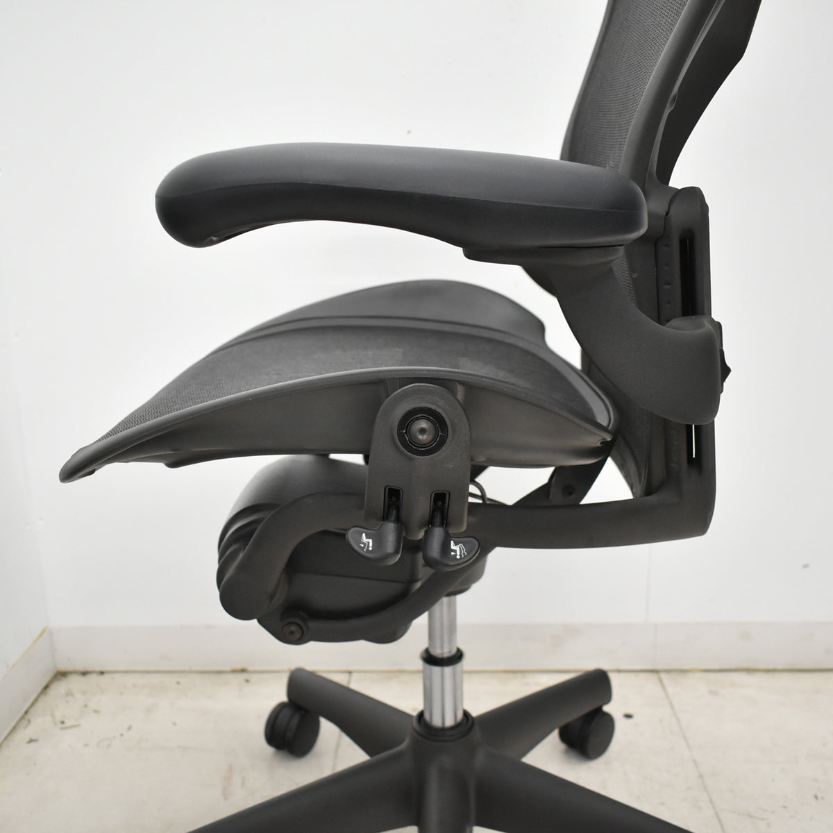 【中古】ハーマンミラー　アーロンチェア　Bサイズ　フル装備　ランバーサポート　ブラック　2026052306【中古オフィス家具】