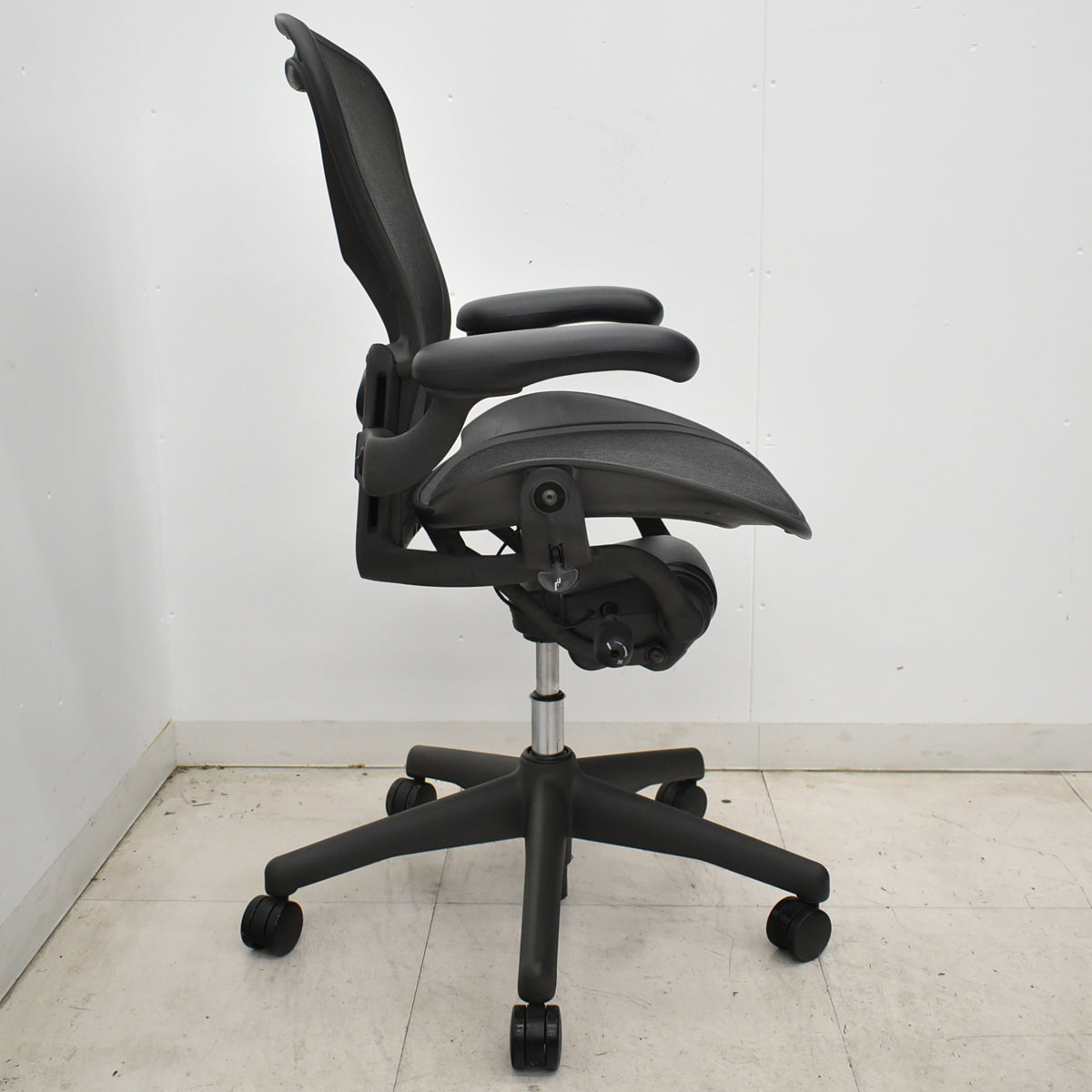 【中古】ハーマンミラー　アーロンチェア　Bサイズ　フル装備　ランバーサポート　ブラック　2026052306【中古オフィス家具】