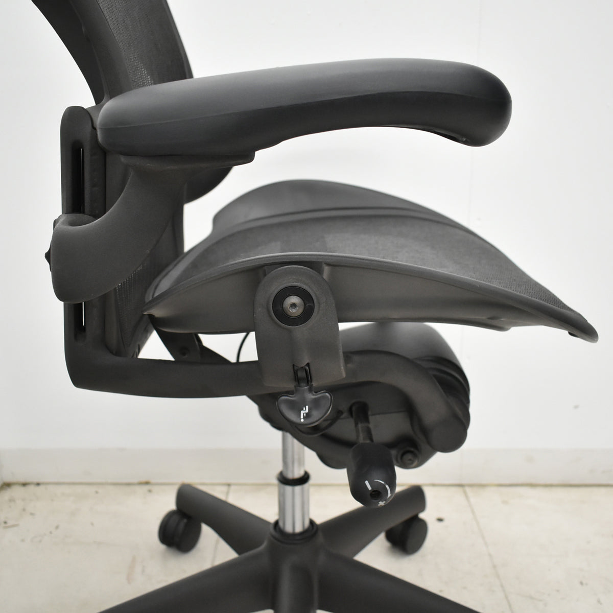 【中古】ハーマンミラー　アーロンチェア　Bサイズ　フル装備　ランバーサポート　ブラック　2026052306【中古オフィス家具】