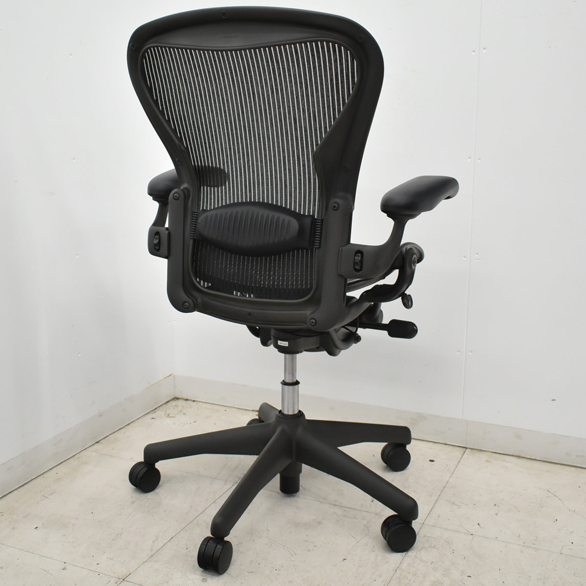 【中古】ハーマンミラー　アーロンチェア　Bサイズ　フル装備　ランバーサポート　ブラック　2026052306【中古オフィス家具】