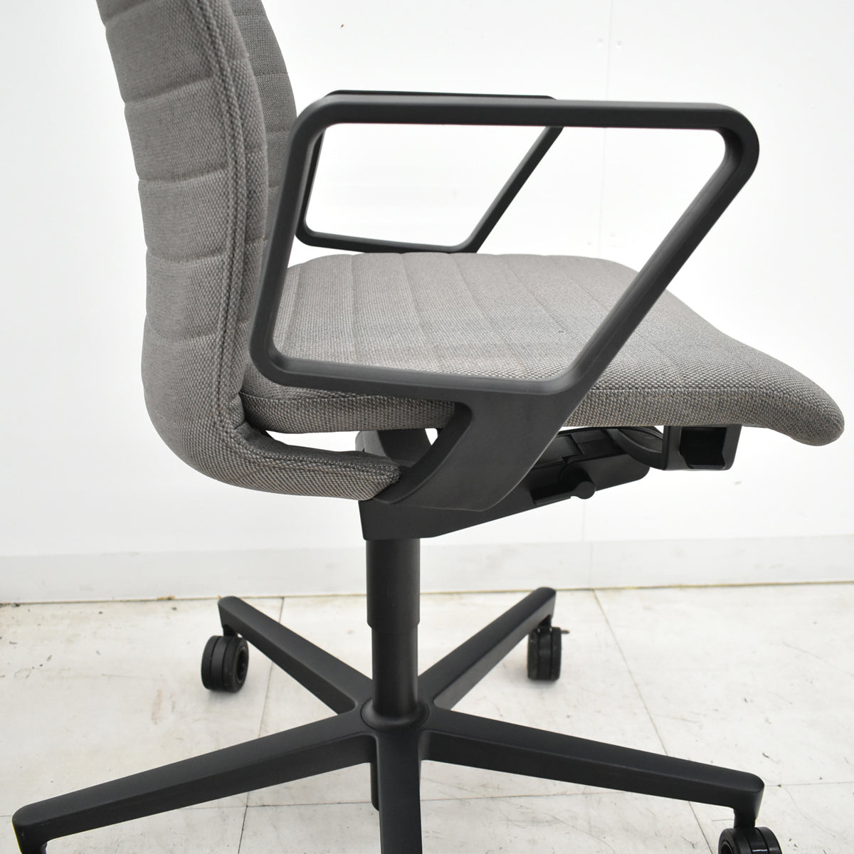 【中古】コクヨ　ファブレ　固定サークル肘　ストライプクッションタイプ　2020年製　ブラウン　2026052802【中古オフィス家具】