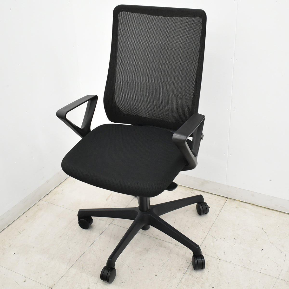 【中古】オカムラ　フルーエントチェア　ハイバック　固定肘　ハンガー　2019年製　2026052803【中古オフィス家具】