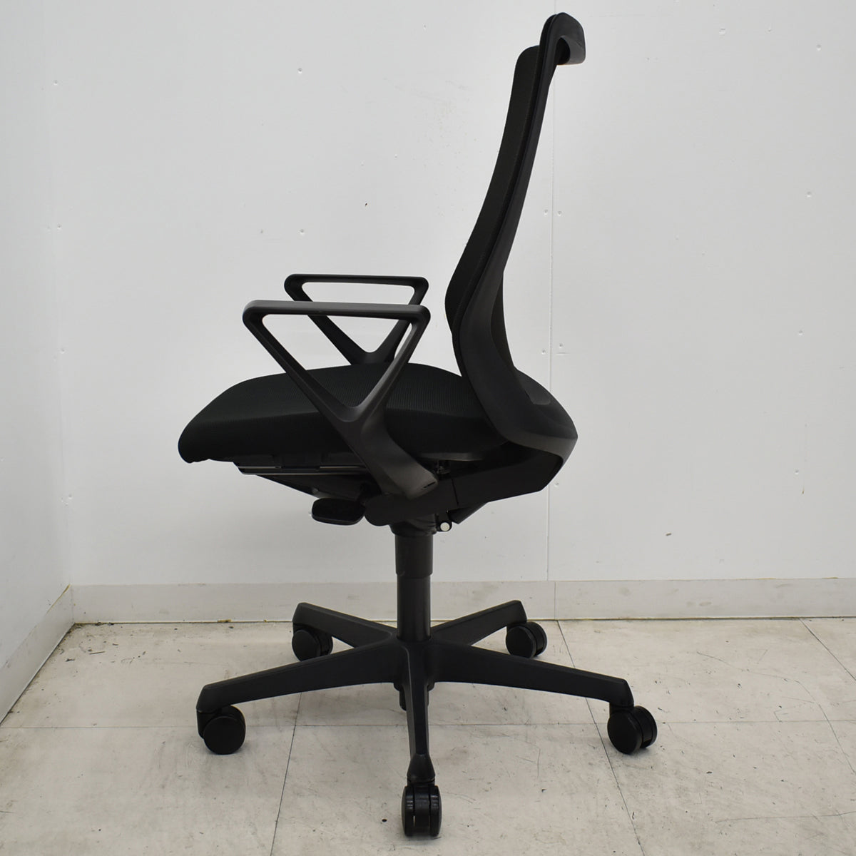 【中古】オカムラ　フルーエントチェア　ハイバック　固定肘　ハンガー　2019年製　2026052803【中古オフィス家具】