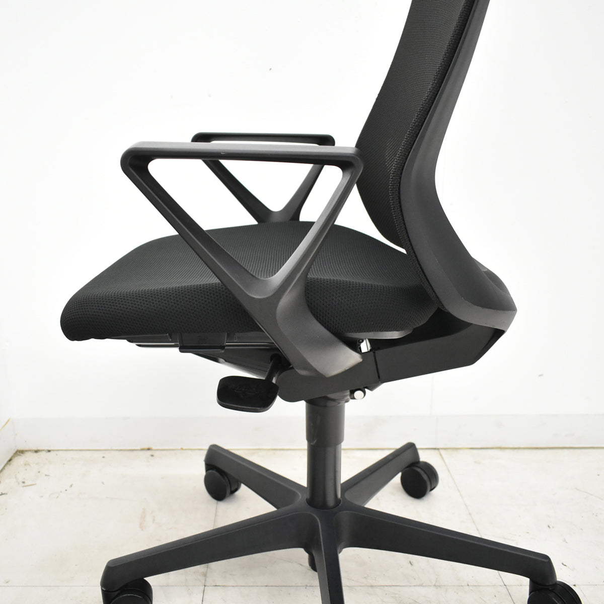 【中古】オカムラ　フルーエントチェア　ハイバック　固定肘　ハンガー　2019年製　2026052803【中古オフィス家具】