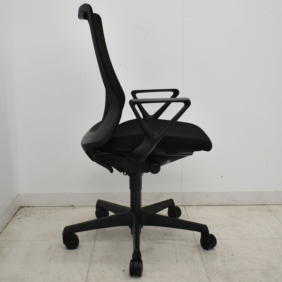 【中古】オカムラ　フルーエントチェア　ハイバック　固定肘　ハンガー　2019年製　2026052803【中古オフィス家具】