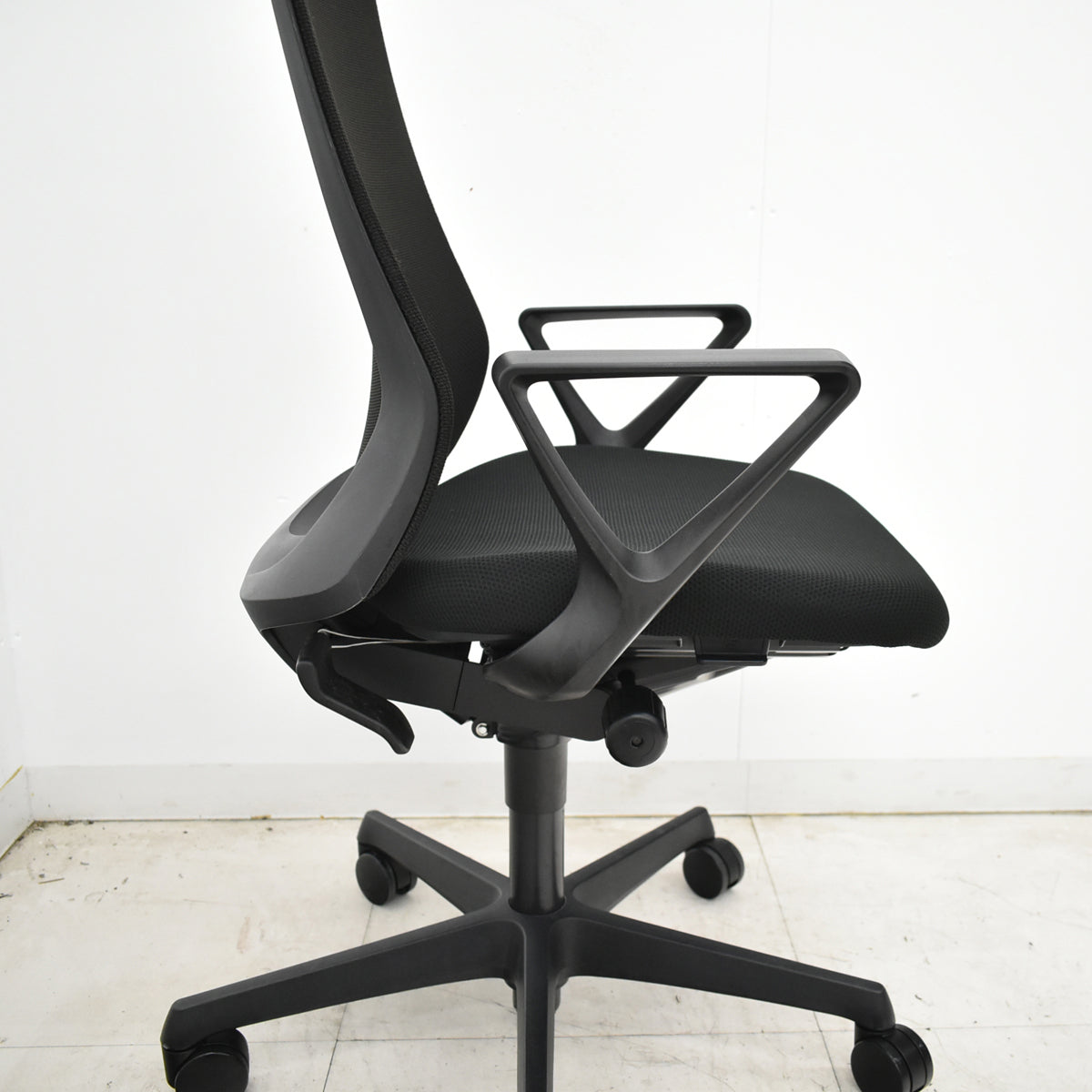 【中古】オカムラ　フルーエントチェア　ハイバック　固定肘　ハンガー　2019年製　2026052803【中古オフィス家具】