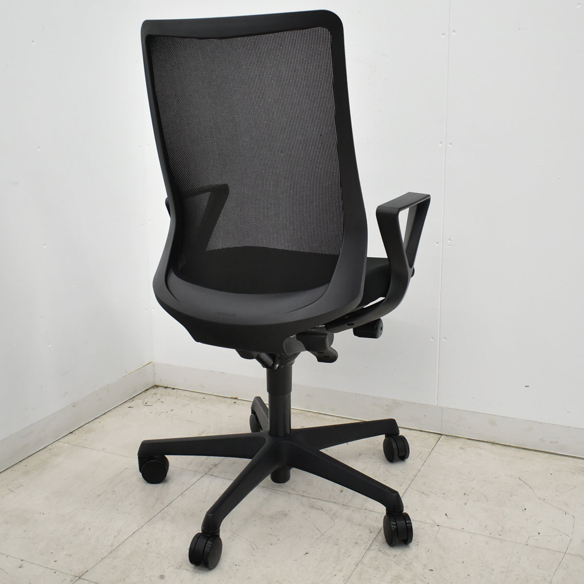 【中古】オカムラ　フルーエントチェア　ハイバック　固定肘　ハンガー　2019年製　2026052803【中古オフィス家具】