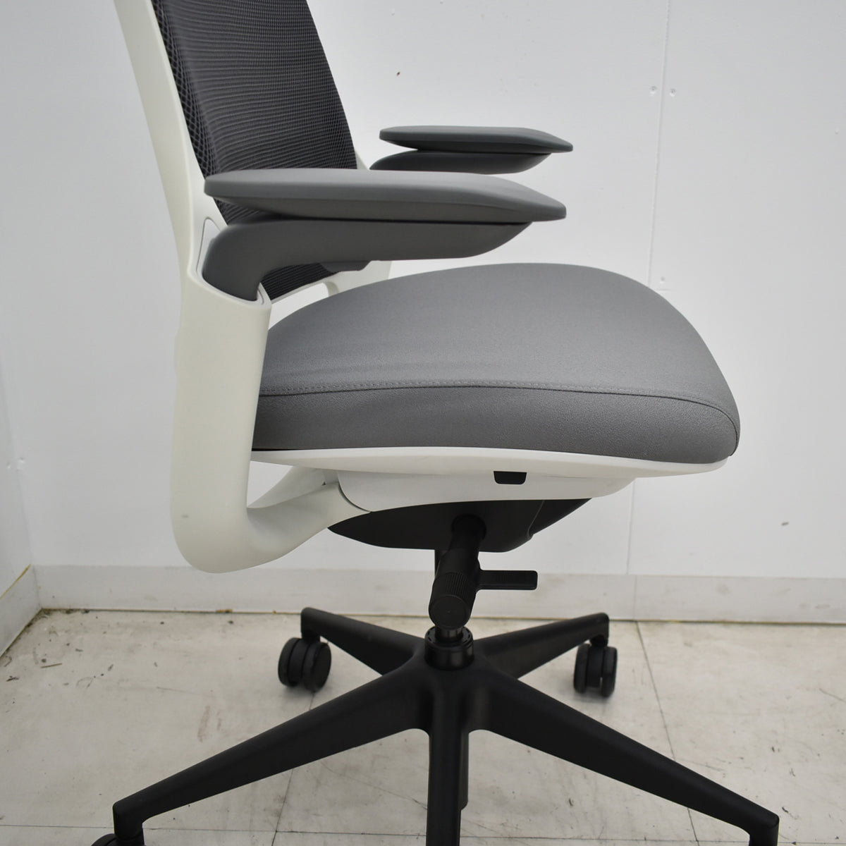 【中古】スチールケース　シリーズ１　可動肘（４Ｄアーム）ランバーサポート　ブラック×グレー　2026052804【中古オフィス家具】