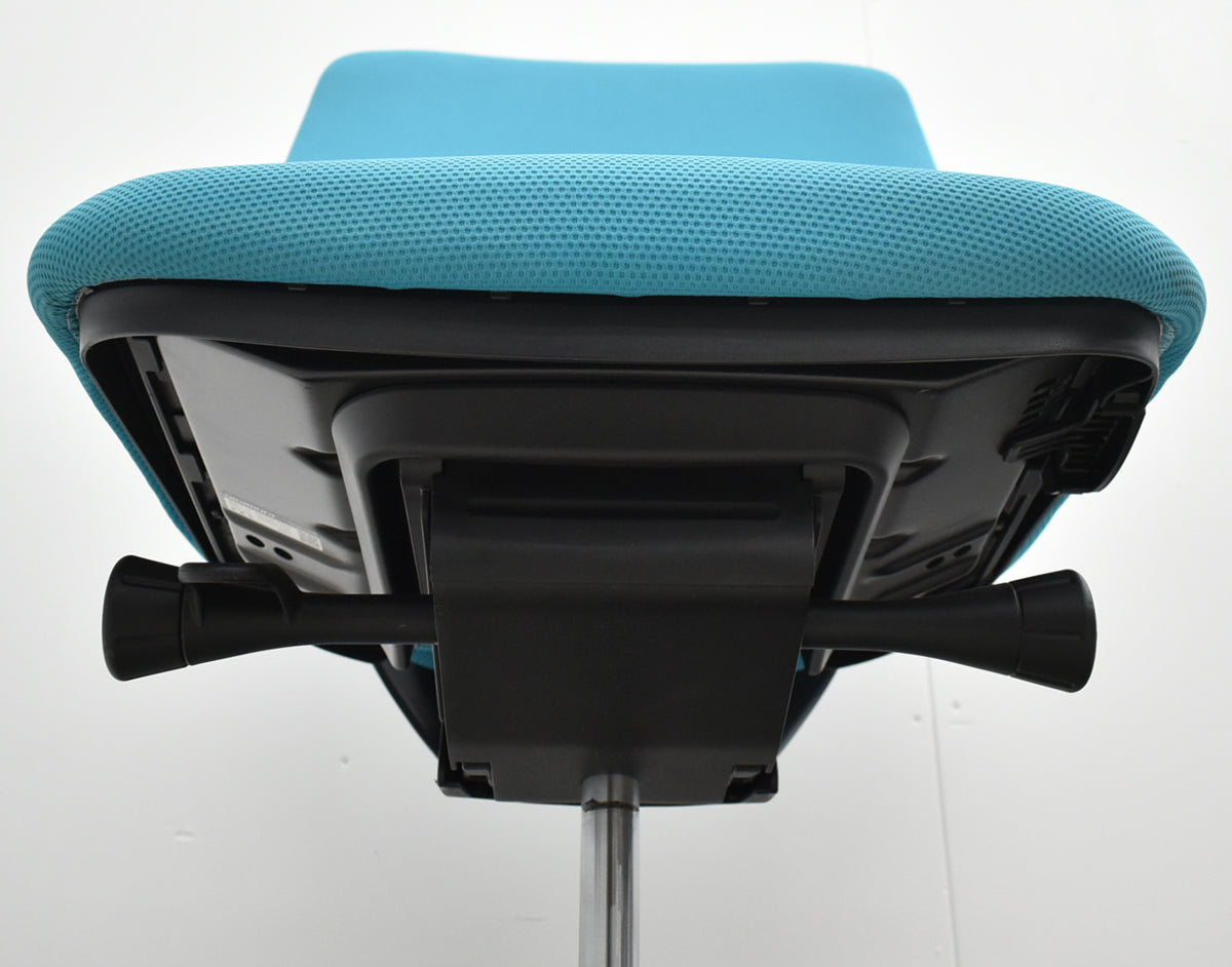 【中古】オカムラ　シルフィー　ローバック　肘なし　バックカーブアジャスト　前傾機能　2024年製　ブルーグリーン　2026060103【中古オフィス家具】