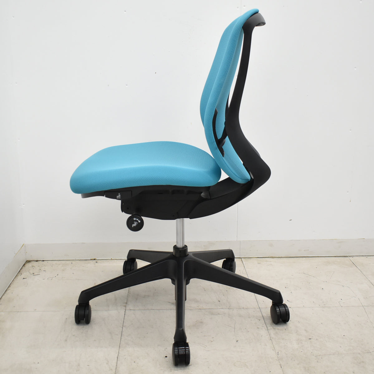 【中古】オカムラ　シルフィー　ローバック　肘なし　バックカーブアジャスト　前傾機能　2024年製　ブルーグリーン　2026060103【中古オフィス家具】