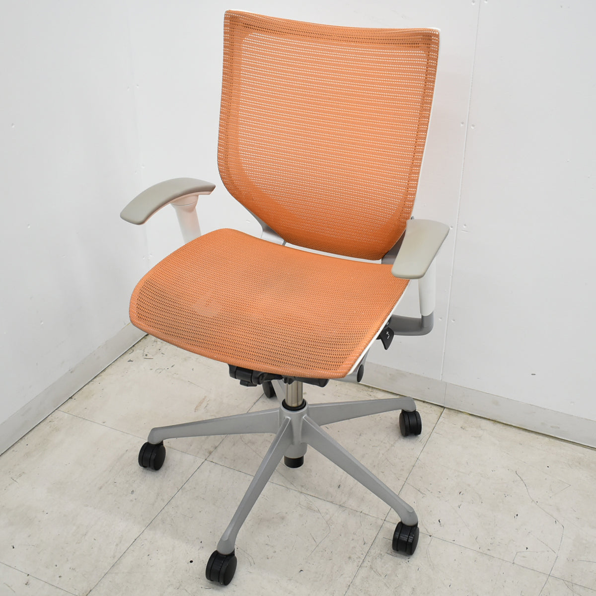 【中古】オカムラ　バロン　ローバック　可動肘　シルバー脚　オレンジ　2026060104【中古オフィス家具】