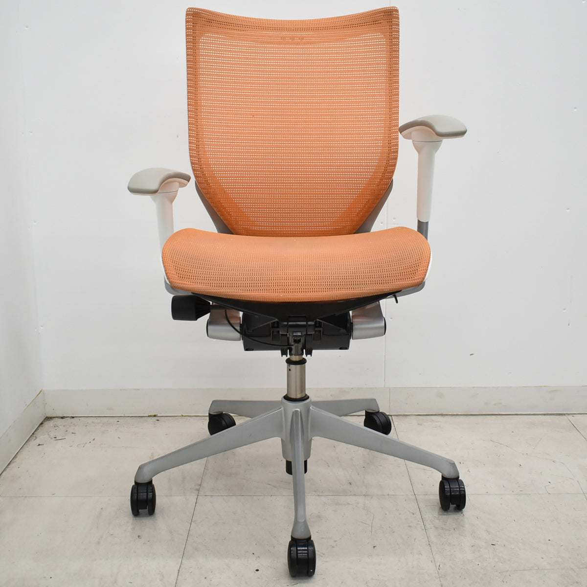 【中古】オカムラ　バロン　ローバック　可動肘　シルバー脚　オレンジ　2026060104【中古オフィス家具】
