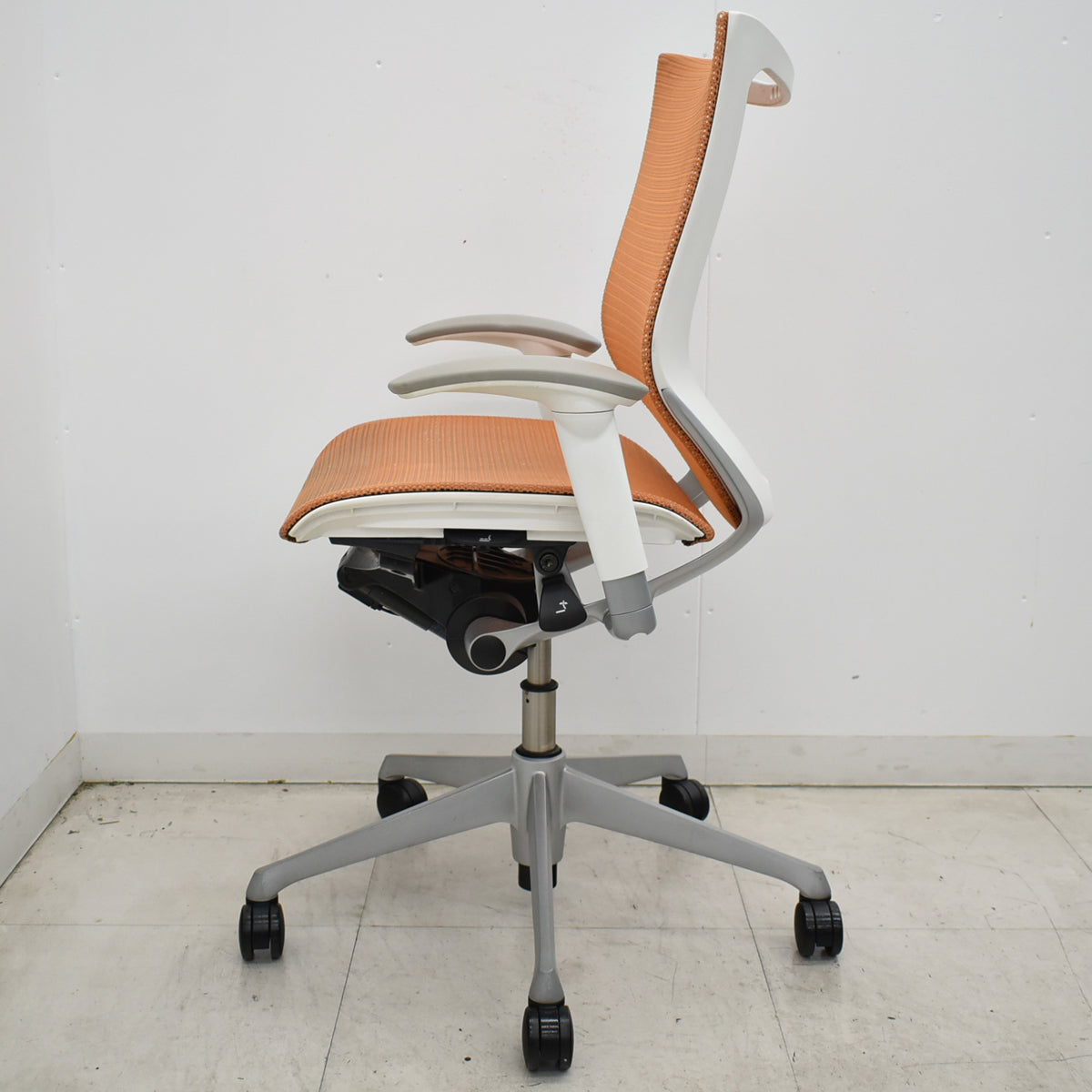 【中古】オカムラ　バロン　ローバック　可動肘　シルバー脚　オレンジ　2026060104【中古オフィス家具】