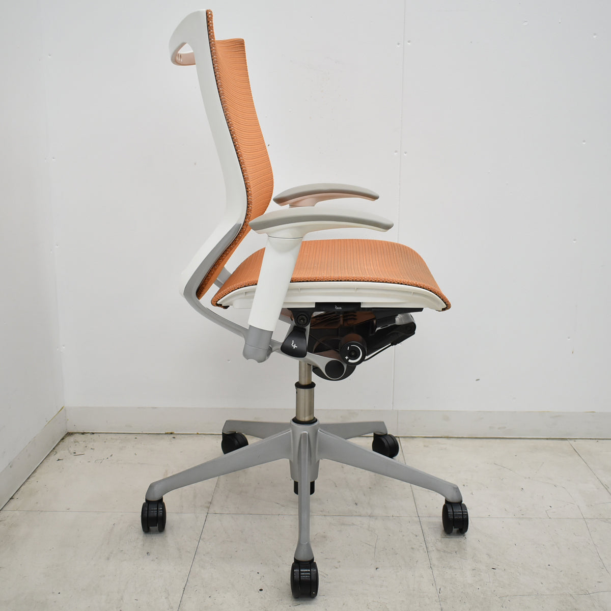 【中古】オカムラ　バロン　ローバック　可動肘　シルバー脚　オレンジ　2026060104【中古オフィス家具】