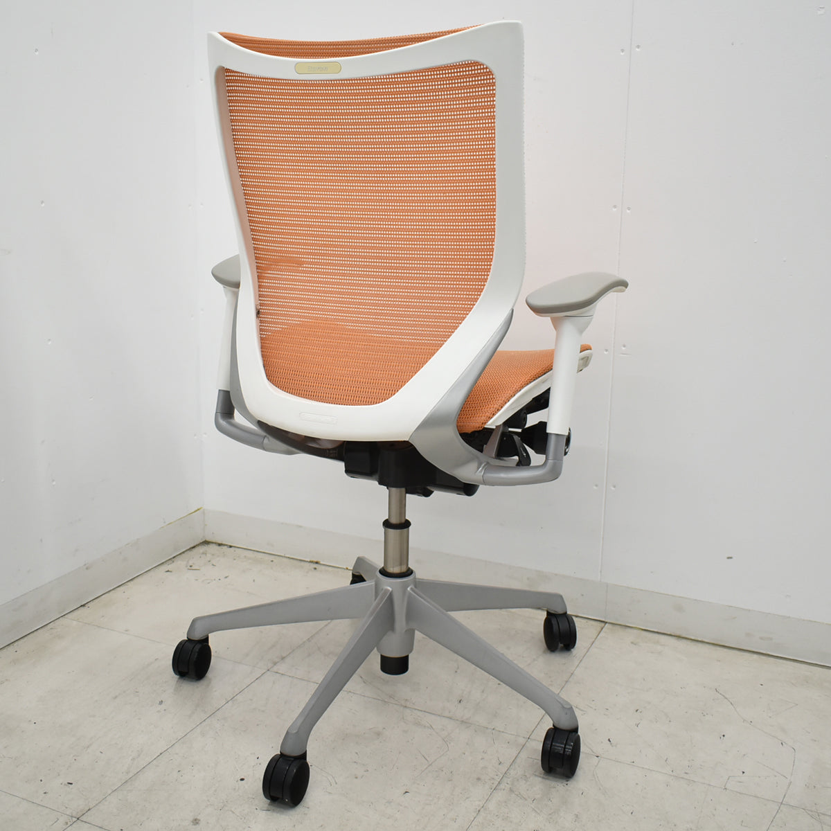 【中古】オカムラ　バロン　ローバック　可動肘　シルバー脚　オレンジ　2026060104【中古オフィス家具】