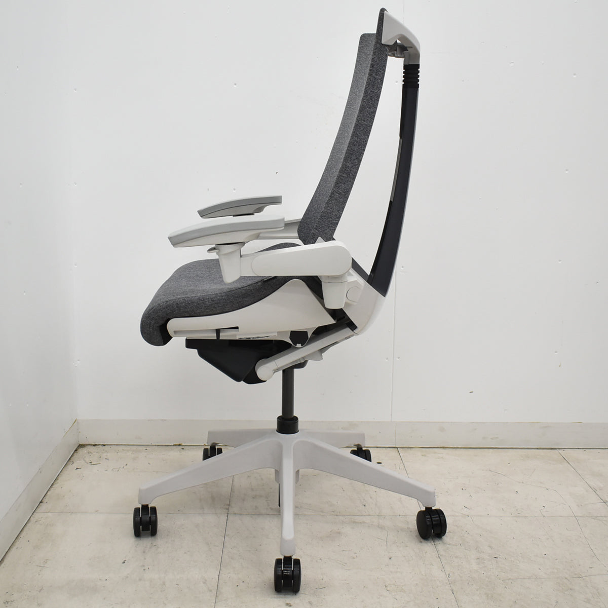 【中古】イトーキ　Act　アクトチェア　４Ｄリンクアーム　2021年製　グレー　2026060105【中古オフィス家具】