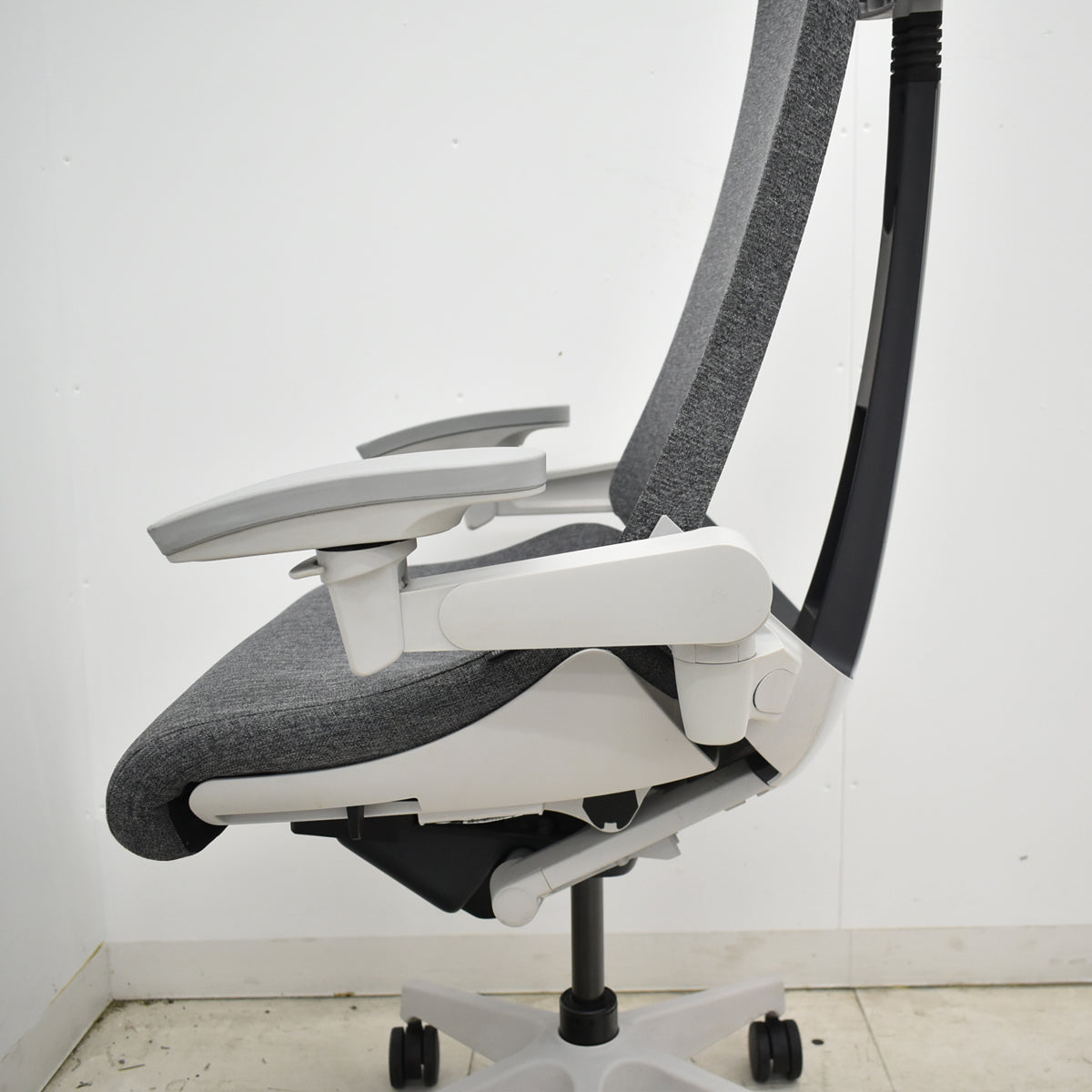 【中古】イトーキ　Act　アクトチェア　４Ｄリンクアーム　2021年製　グレー　2026060105【中古オフィス家具】