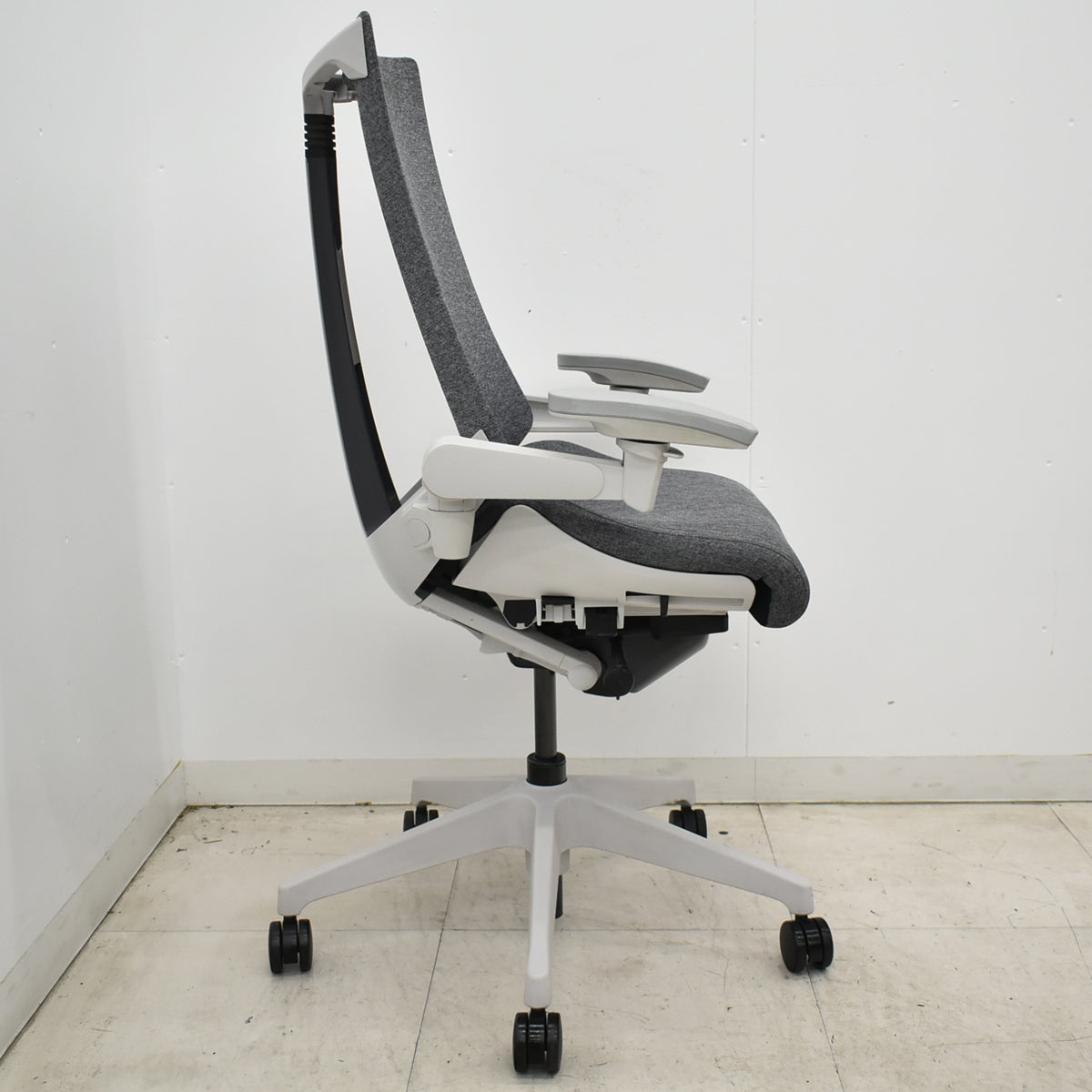【中古】イトーキ　Act　アクトチェア　４Ｄリンクアーム　2021年製　グレー　2026060105【中古オフィス家具】