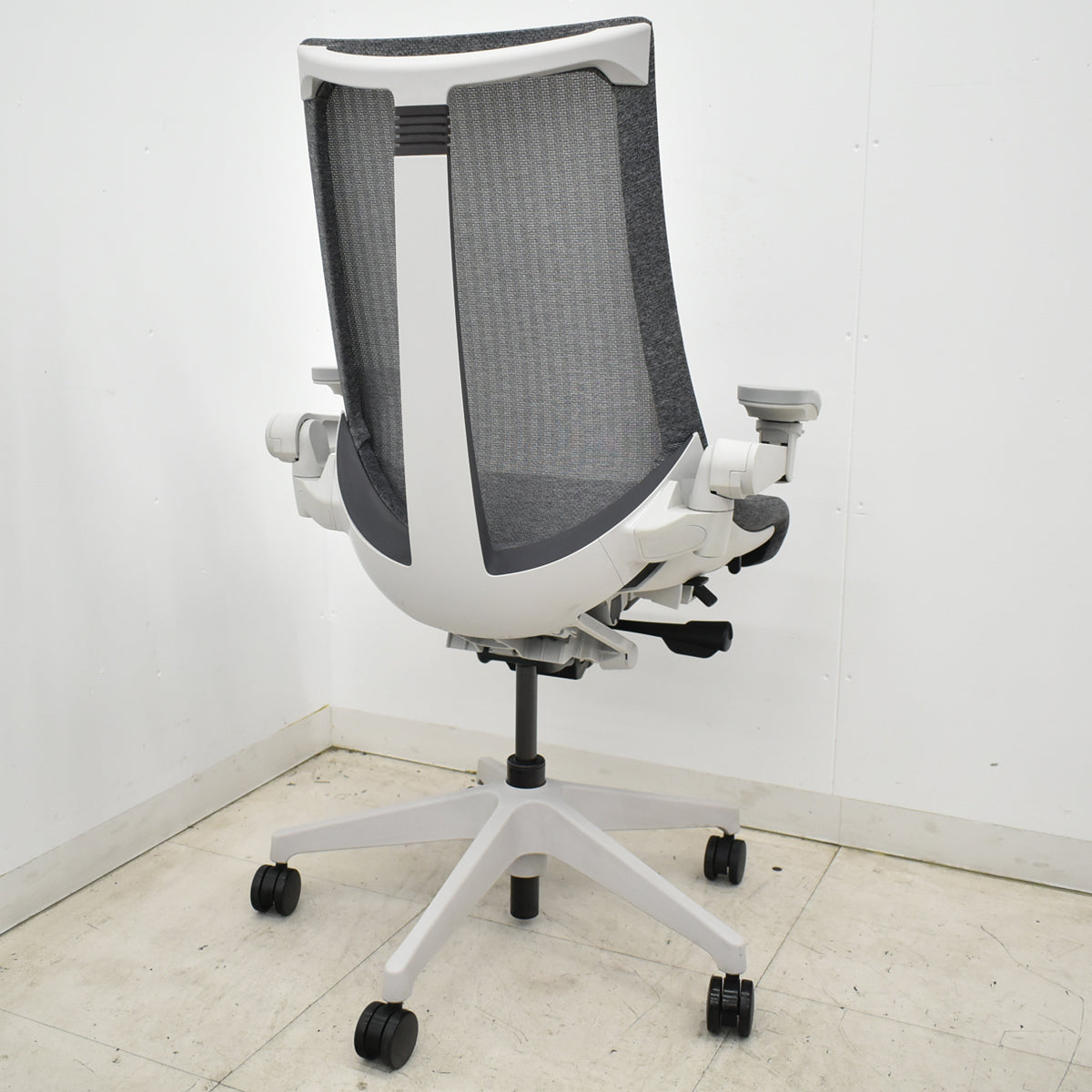 【中古】イトーキ　Act　アクトチェア　４Ｄリンクアーム　2021年製　グレー　2026060105【中古オフィス家具】