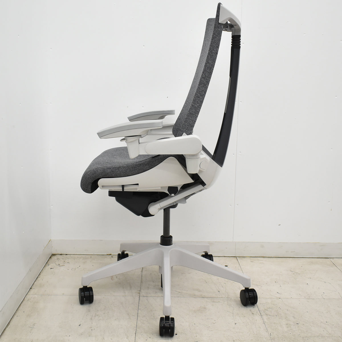 【中古】イトーキ　Act　アクトチェア　４Ｄリンクアーム　2021年製　グレー　2026060106【中古オフィス家具】