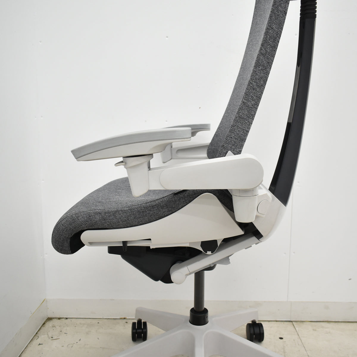【中古】イトーキ　Act　アクトチェア　４Ｄリンクアーム　2021年製　グレー　2026060106【中古オフィス家具】